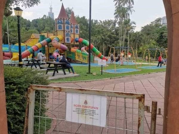 Notis penutupan telah diletakkan namun masih terdapat segelintir ibu bapa membawa anak-anak menggunakan taman permainan di taman awam.
