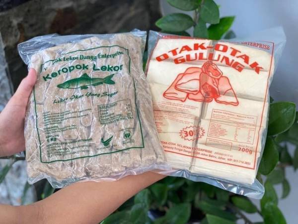 Dua produk keluaran Lekor Danga Enterprise iaitu keropok lekor dan otak-otak gulung.