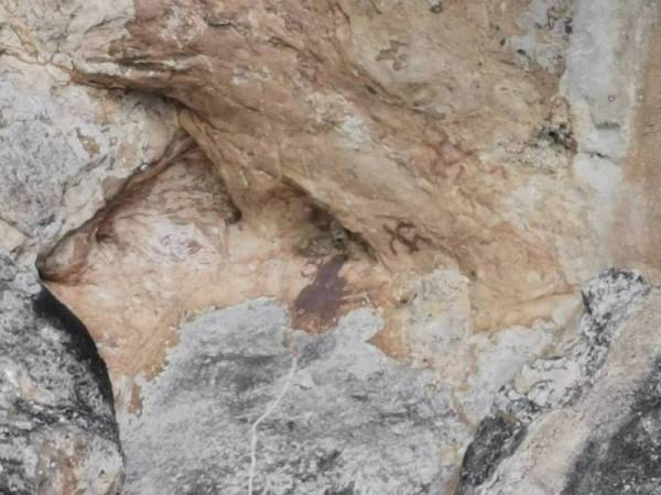 Satu set lukisan kuno baharu ditemui di Taman Laut Negara Phang Nga Bay, Thailand baru-baru ini.
