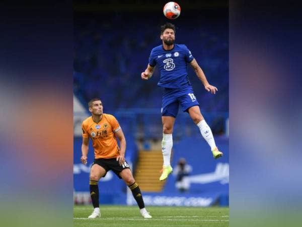 Aksi bertenaga Giroud (kanan) ketika melayan kunjungan Wolverhampton di Stamford Bridge.