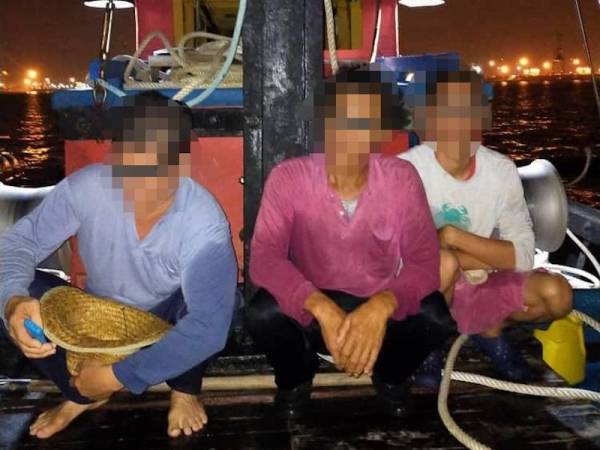 APMM menahan tiga nelayan tempatan kerana menangkap hasil laut di luar kawasan yang dibenarkan kelmarin.
