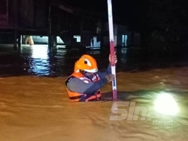 Paras air sungai dilaporkan berada pada paras bahaya ketika bacaan diambil kira-kira jam 3 pagi tadi.