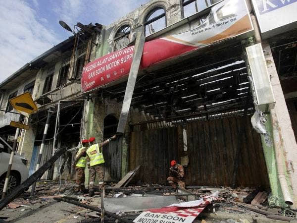 Anggota Jabatan Bomba dan Penyelamat Malaysia (JBPM) Negeri Sembilan memeriksa sebuah premis bangunan kedai yang musnah akibat kebakaran berpunca dari sistem pendawaian lama pada Program Kempen Keselamatan Kebakaran 'Door To Door' Bagi Bangunan-Bangunan Kedai Lama di Pekan Kuala Pilah, hari ini.