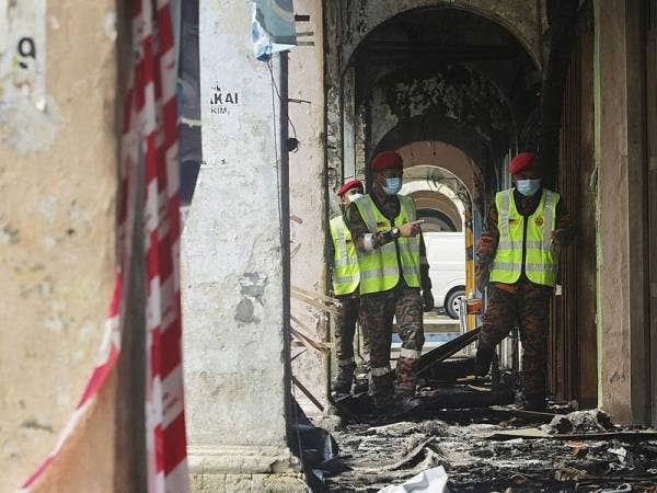 Anggota Jabatan Bomba dan Penyelamat Malaysia (JBPM) Negeri Sembilan memeriksa sebuah premis bangunan kedai yang musnah akibat kebakaran berpunca dari sistem pendawaian lama pada Program Kempen Keselamatan Kebakaran 'Door To Door' Bagi Bangunan-Bangunan Kedai Lama di Pekan Kuala Pilah, hari ini.