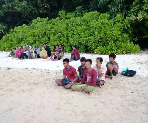 Sekumpulan etnik Rohingya yang diselamatkan selepas terjun ke laut dari sebuah bot Sabtu lalu untuk berenang ke pantai Langkawi. -Foto: APMM Kedah/Perlis