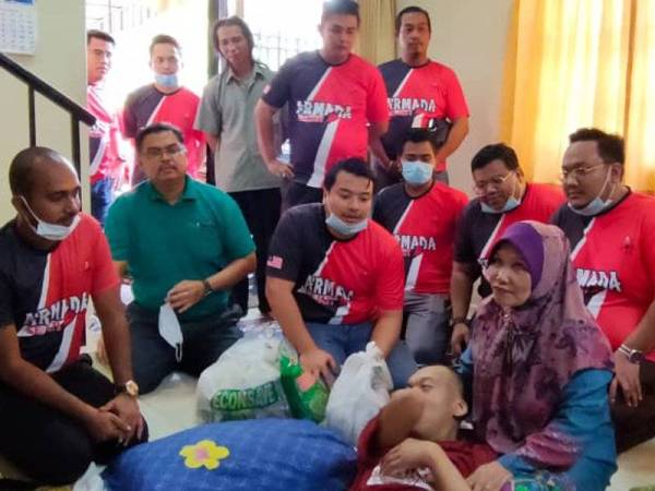 Adi Farhan ( tiga dari kiri) bersama Mas Imran ( dua dari kiri) menyampaikan sumbangan kepada Mohd Rizuan dirumahnya di Taman Kota Masai.