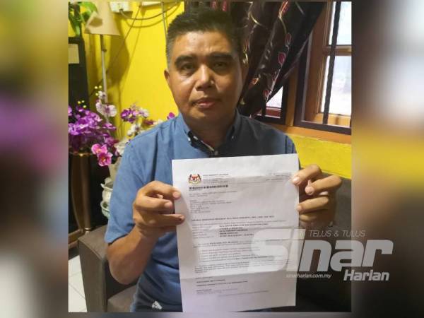 Zalkafli menunjukkan surat tawaran kemasukan peringkat sijil anaknya yang maut dalam kemalangan di Kilometer 14.5 Lebuhraya LATAR awal pagi tadi.