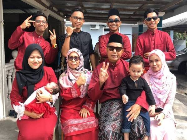 Muhammad Izdi (belakang, kanan) bersama ahli keluarganya semasa Aidilfitri lalu.
