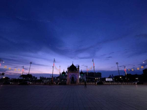 Masjid Zahir atau Masjid Zahrah yang dirakamkan ketika 'blue hours time’.