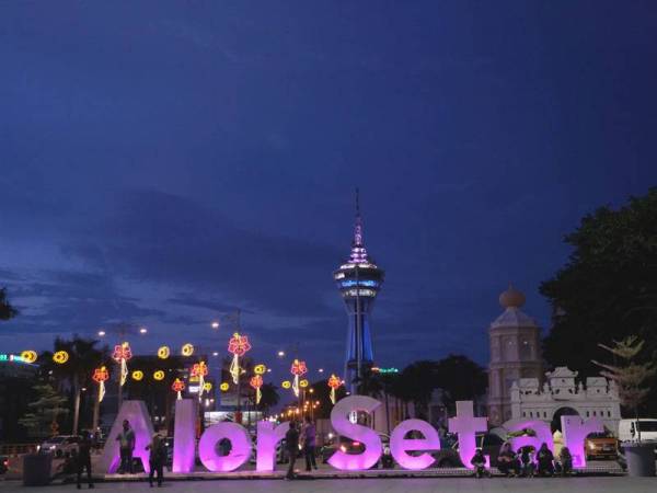 Menara Alor Setar dirakamkan ketika 'blue hours time', hari ini.