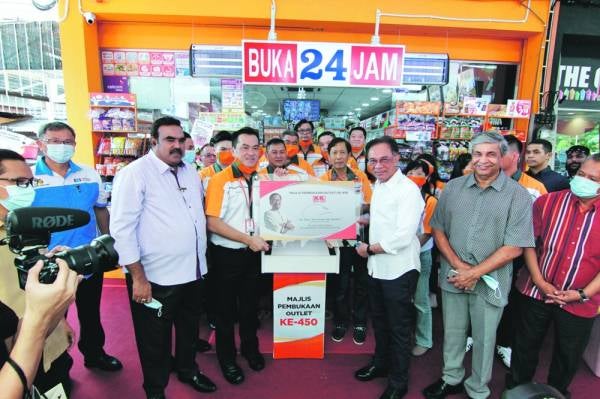 KK Chai bersama Anwar pada majlis pembukaan KK Super Mart ke-450 di Batu 4, Port Dickson, Negeri Sembilan pada Sabtu lepas.