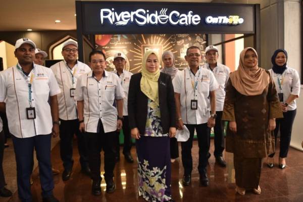 Noraini (tengah) bersama Irmohizam (tiga dari kiri) pada majlis pembukaan cawangan Riverside Cafe On The Go di Menara Dato’ Onn, PWTC, Kuala Lumpur 22 Julai lepas.