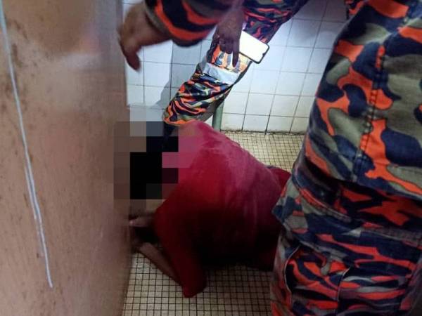 Kaki remaja yang tersepit di mangkuk tandas berjaya dikeluarkan anggota bomba. - Foto JBPM