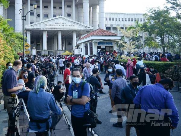 Petugas media, peguam dan orang ramai menunggu untuk masuk ke Kompleks Mahkamah Kuala Lumpur: - FOTO ROSLI TALIB
