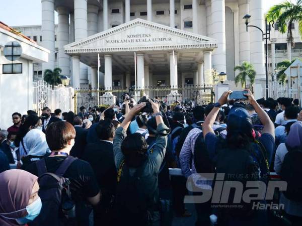Petugas media, peguam dan orang ramai menunggu untuk masuk ke Kompleks Mahkamah Kuala Lumpur: - FOTO ROSLI TALIB
