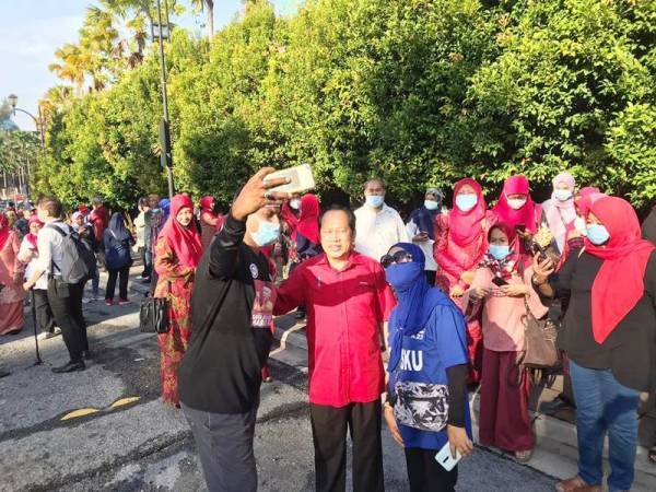 Ahmad tiba di Mahkamah Kuala Lumpur sebagai soladiriti ke atas Najib yang didakwa berhubung siasatan kes SRC International hari ini.
