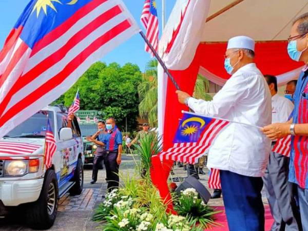 Ahmad (dua dari kanan) melakukan pelepasan konvoi sempena Program Sambutan Bulan Kebangsaan dan Kibar Jalur Gemilang Peringkat Negeri Kelantan di Dataran Kompleks Kota Darul Naim.