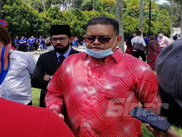 Lokman ditemui di luar pekarangan Mahkamah Kuala Lumpur hari ini.