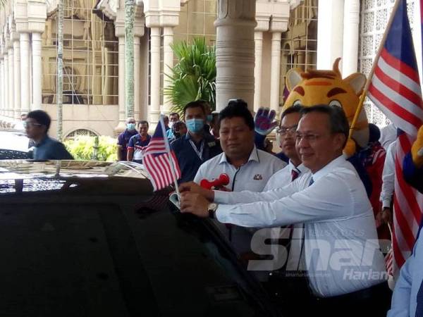 Hasni (kanan) dan Mazlan (tengah) melekatkan Jalur Gemilang sebagai simbolik perasmian konvoi Jabatan Penerangan Johor selepas Majlis Pelancaran Bulan Kebangsaan dan Kempen Kibar Jalur Gemilang Peringat Negeri Johor 2020 di ruang legar Bangunan Dato' Jaafar Muhammad, Kota Iskandar hari ini.