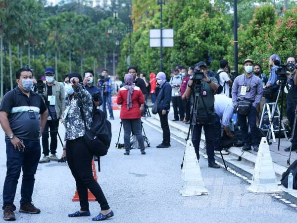 Petugas media, peguam dan orang ramai menunggu untuk masuk ke Kompleks Mahkamah Kuala Lumpur. - FOTO ROSLI TALIB