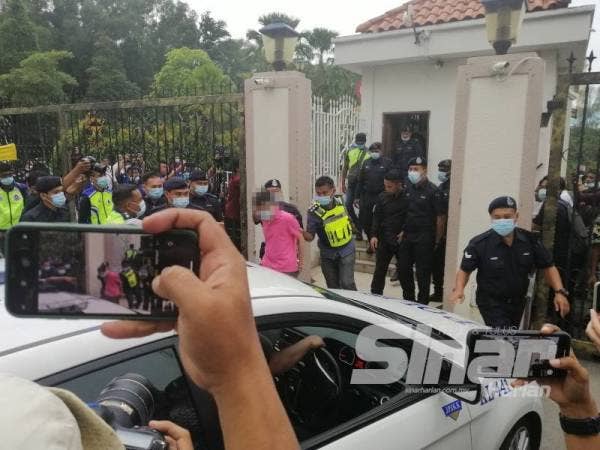 Polis tahan lelaki dipercayai cuba menceroboh masuk Mahkamah Kuala Lumpur, di sini, dengan memanjat pagar di pekarangan kompleks.