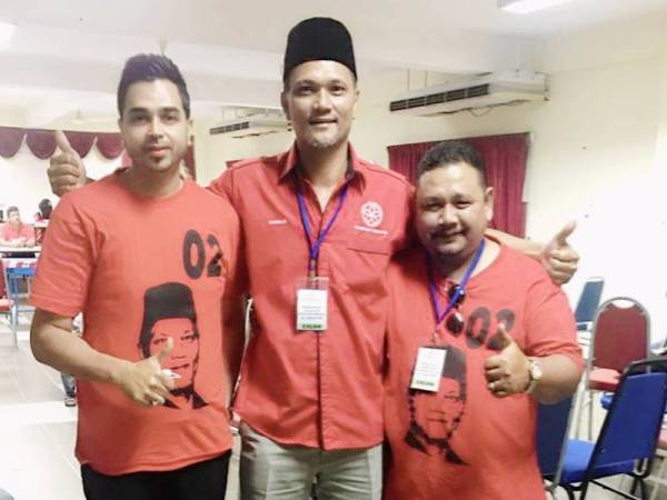 Rosman (dua dari kiri) bersama Hisham (kiri) dan Hadi (kanan) bergambar bersama selepas pemilihan jawatankuasa bahagian berkenaan di Kuala Lumpur Ahad lalu.