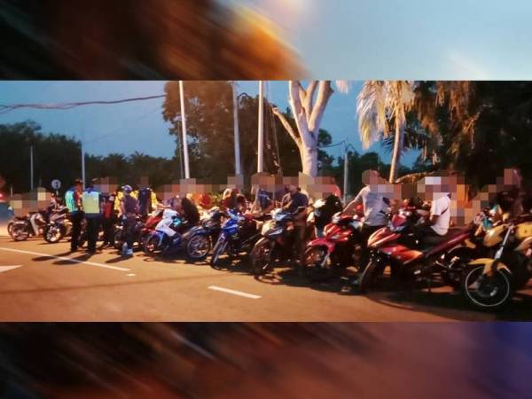 Polis bertindak menyita 39 buah motosikal yang diubah suai dalam Ops Motosikal di Pantai Kelanang, Banting.
