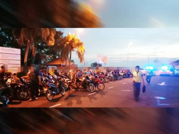 Polis bertindak menyita 39 buah motosikal yang diubah suai dalam Ops Motosikal di Pantai Kelanang, Banting.