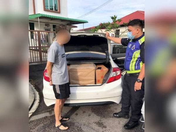 Seorang lelaki ditahan pihak polis selepas melarikan diri dengan keretanya kerana membawa rokok seludup di Taman Daya, Johor Bahru semalam.
