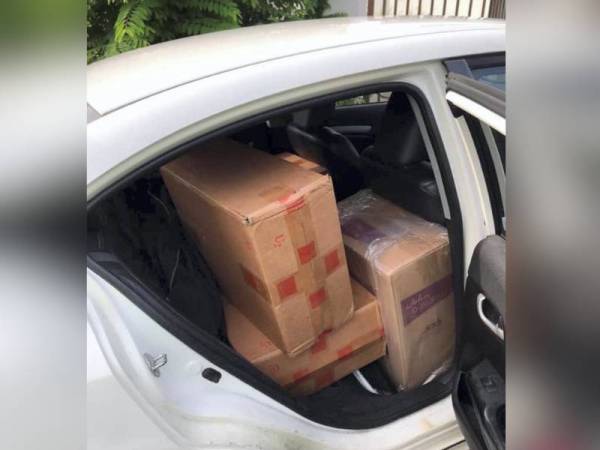 Antara rokok seludup dalam kereta suspek di Taman Daya, Johor Bahru semalam.