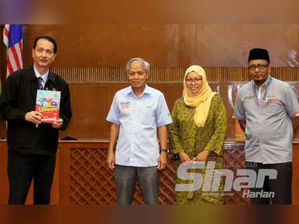 Dari kanan Mohd Khairul, Firdaus, Muhammad Nasir dan Dr Noor Hisham bergambar pada majlis mini pelancaran komik 'Pergi Covid-19' di Dewan Serbaguna, Aras 8, KKM, Putrajaya hari ini. - Foto Sinar Harian ASRIL ASWANDI SHUKOR