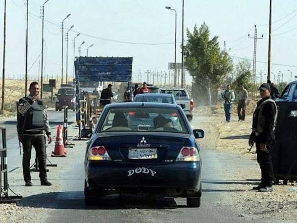 Gambar fail menunjukkan beberapa anggota polis Mesir mengawal sebuah pusat pemeriksaan di Utara Sinai pada 21 Januari 2015. - Foto AFP