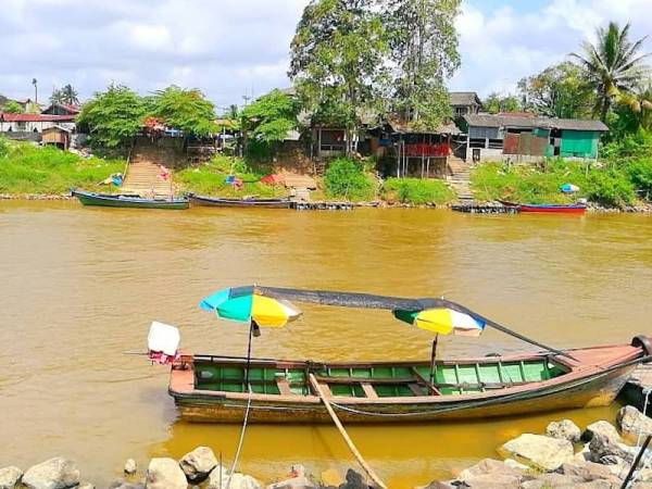 Lebar sungai Golok yang hanyalah sekitar 12 meter memudahkan urusan penyeludupan dilakukan.