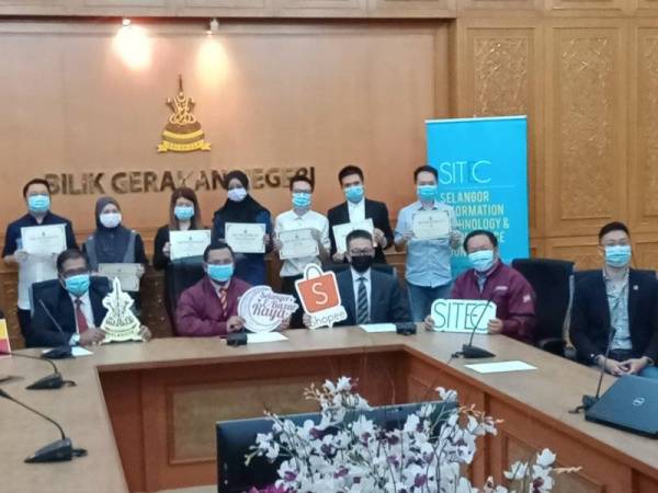 Amirudin Shari ketika sidang akhbar Selangor E-Bazar Bersama Shopee di Bilik Gerakan Tingkat 22, Bangunan Sultan Salahuddin Abdul Aziz Shah di sini hari ini.