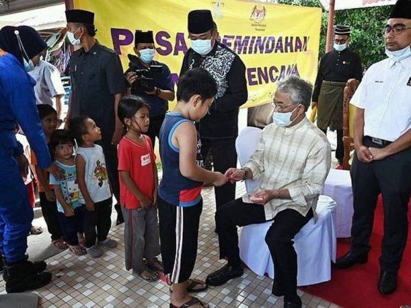 Seri Paduka meluangkan masa beramah mesra dan menghulurkan sumbangan kepada anak mangsa banjir ketika mengadakan lawatan mengejut bertemu mangsa banjir Sekolah Kebangsaan (SK) Chegar Perah, Lipis baru-baru ini.
