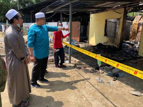 Mohd Akmal meninjau keadaan Maahad Tahfiz Al Quran Masjid Lama di Lambor Kanan, Seri Iskandar yang terbakar, lewat malam tadi.