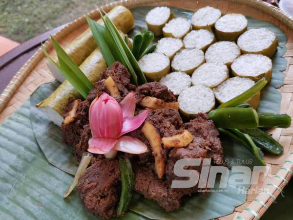 Rendang Tok sesuai dihidangkan bersama lemang di pagi raya.