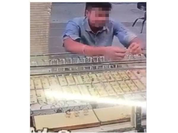 Video suspek yang tular di media sosial selepas melarikan sebentuk cincin di sebuah kedai emas di Kota Tinggi kelmarin.