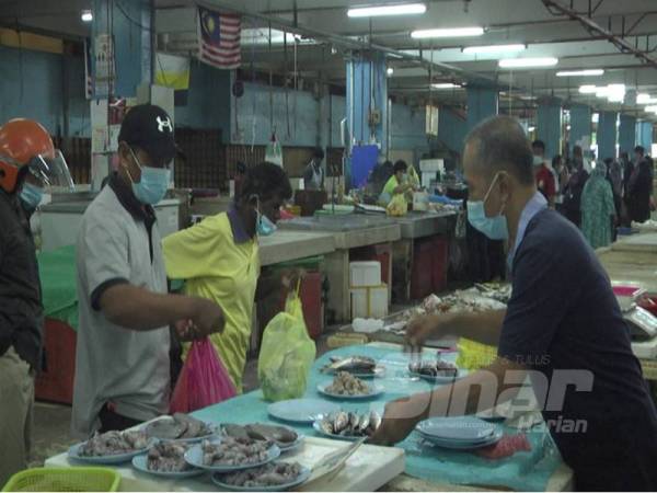 Peniaga dan pengunjung Pasar Besar Ipoh dilihat patuh pada arahan pemakaian wajib pelitup muka.