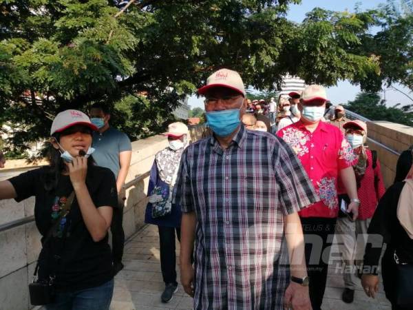 Nor Hisham berjalan kaki meninjau lokasi yang berpotensi sebagai lokasi pelancongan domestik melibatkan bangunan dan tapak sejarah di sekitar pusat bandar Kuala Lumpur.
