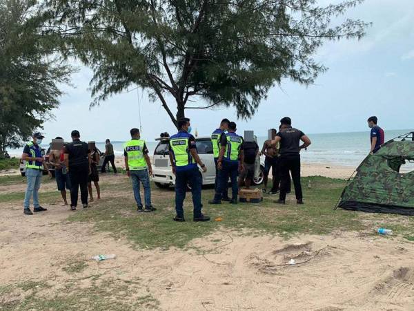 Operasi Task Force Covid-19 di Pantai Batu Layar Kota Tinggi petang tadi. - Foto IPD Kota Tinggi