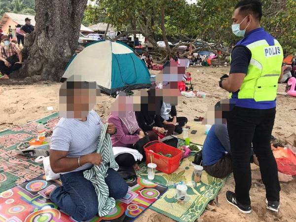 Antara yang dikompaun kerana tidak memakai pelitup separuh muka menerusi operasi Task Force Covid- 19 di Pantai Batu Layar petang tadi. - Foto IPD Kota Tinggi