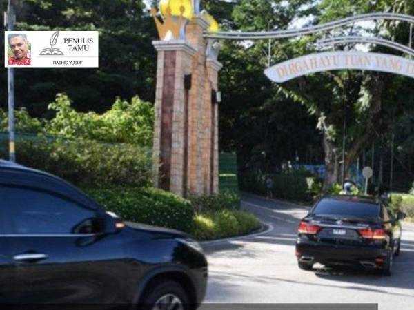 Kira-kira lima kenderaan dengan satu daripadanya mempunyai lambang Parti Warisan Sabah (Warisan) mengiringi kenderaan Mohd Shafie masuk ke Istana Negeri.