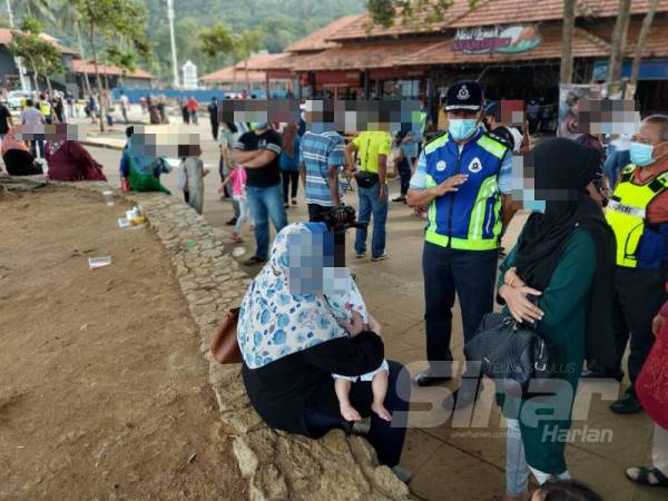 Mohamad Noor menasihati pengunjung agar mematuhi SOP ditetapkan semasa operasi di Teluk Cempedak di sini petang semalam. 