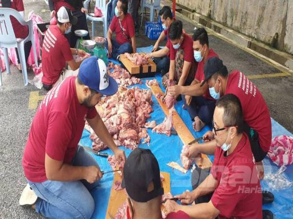 Sebanyak 200 bungkusan daging diagihkan kepada penduduk sekitar Segambut menerusi program berkenaan. 