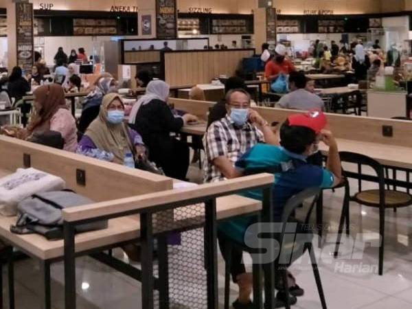 Penduduk sekitar Bandaraya Alor Setar mematuhi pemakaian pelitup muka seperti arahan dikuatkuasakan kerajaan bermula semalam. 