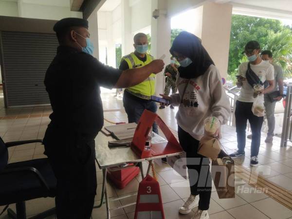 Pengguna perkhidmatan tren menjalani pemeriksaan di Stesen KTMB Alor Setar. 