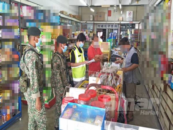 Pasukan Pemantau IPD Kota Setar melakukan pemantauan SOP di sebuah kedai runcit sekitar Bandar Alor Setar, di sini, semalam. 
