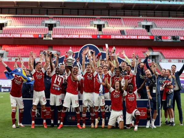 Pemain Arsenal meraikan kejayaan menjuarai Piala FA. 