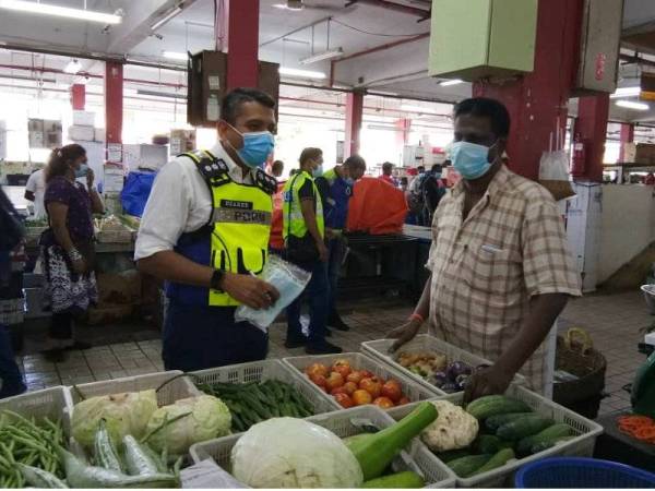 Nik Ezanee beramah mesra dengan peniaga di pasar Jalan Othman.